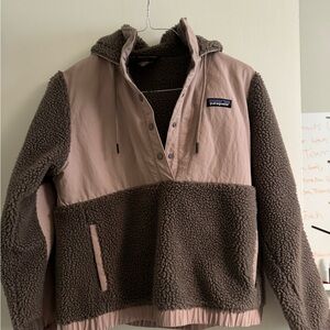 Dusty pink Patagonia fleece with hood and front pocket